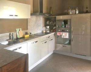 Kuchyňa alebo kuchynka v ubytovaní Appartement spacieux à Porto-Vecchio avec piscine partagéeB