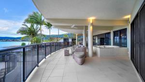 坎农代尔Whitsunday Escape - Beachfront with Private Pool的享有水景的房屋阳台