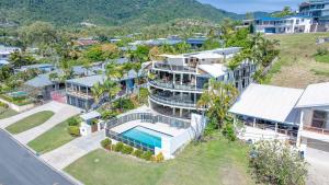 坎农代尔Whitsunday Escape - Beachfront with Private Pool的带游泳池的房子的鸟瞰图