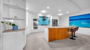 Whitsunday Escape - Beachfront with Private Pool的厨房或小厨房