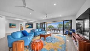 Whitsunday Escape - Beachfront with Private Pool的休息区