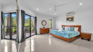 Whitsunday Escape - Beachfront with Private Pool客房内的一张或多张床位