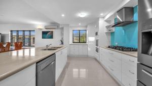 Whitsunday Escape - Beachfront with Private Pool的厨房或小厨房