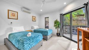 Whitsunday Escape - Beachfront with Private Pool的休息区