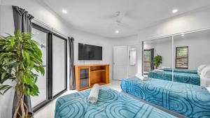Whitsunday Escape - Beachfront with Private Pool客房内的一张或多张床位