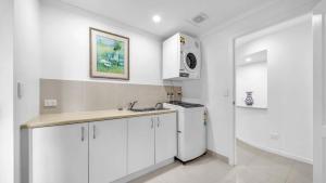 Whitsunday Escape - Beachfront with Private Pool的厨房或小厨房