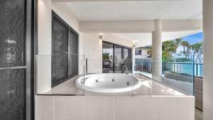 Whitsunday Escape - Beachfront with Private Pool内部或周边的泳池
