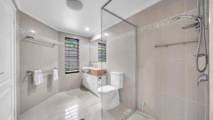 Whitsunday Escape - Beachfront with Private Pool的一间浴室
