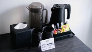 Příslušenství pro přípravu čaje a kávy v ubytování REZ Hotel