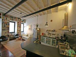 ローマにあるCasa Leopardo - Trastevereのキッチン、リビングルーム(ソファ、テーブル付)