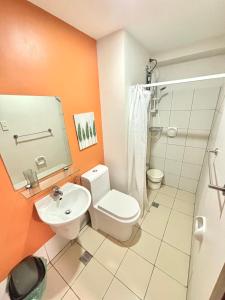 セブシティにあるKR's Cozy 2-Bedroom Unit at Horizons 101のトイレ、洗面台、シャワー付きのバスルーム