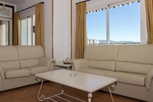Apartamento Mediterraneo Side في مربلة: غرفة معيشة مع كنبتين وطاولة قهوة