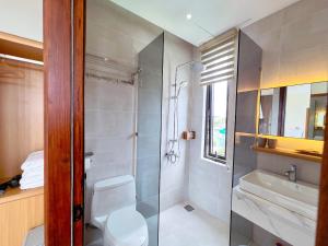 a bathroom with a toilet and a sink and a shower at Cozy Garden Boutique hotel in Khu Chi Lăng +39 photos