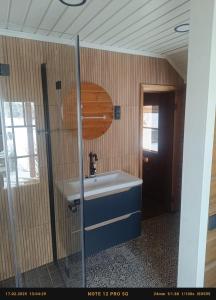Un baño de Kangru Holiday Home