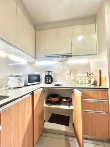Kuchyň nebo kuchyňský kout v ubytování 56sqm 2BR Condo at Mactan Newtown Pool and Beach Access!