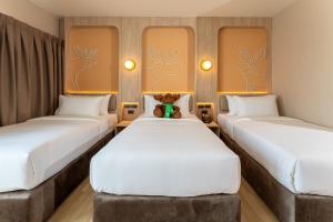Rúm í herbergi á Moose EASY Hotel
