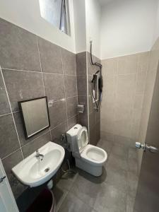 un baño con inodoro y lavabo en 11 Austin 5mins to AICC Long Sing HeLiXuan Yi Jia PeiKin Restaurant Opposite HSI, en Johor Bahru