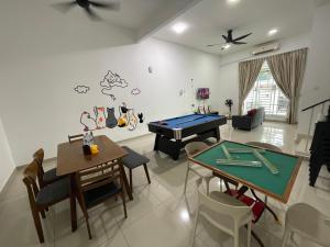 sala de estar con mesa de billar y mesa de ping pong en 11 Austin 5mins to AICC Long Sing HeLiXuan Yi Jia PeiKin Restaurant Opposite HSI, en Johor Bahru