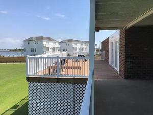 BS266 - 3-min walk to the beach, great pool, dock的阳台或露台