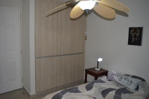 een slaapkamer met een plafondventilator en een bed bij Casa Lulu junto a Queretaro in Villa Apaseo +35 foto's