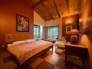 ein Schlafzimmer mit einem großen Bett und einer Couch in der Unterkunft Mountain View 3bhk Near Mall Road Deodar Retreat in Dalhousie