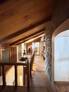 einen Flur in einem Haus mit Ziegelwand in der Unterkunft Mountain View 3bhk Near Mall Road Deodar Retreat in Dalhousie