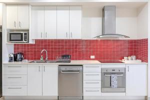 Fotografie z fotogalerie ubytování Luxurious 2BR Oasis with Pool and Parking v destinaci Darwin + 24 fotografií