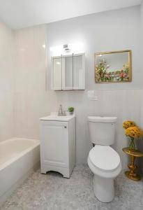 Phòng tắm tại Massive 7-Bedroom 4-Bathroom Duplex 20 min to NYC