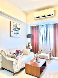 Posezení v ubytování 2BR Condo in Mactan Newtown Free Pool & Beach Access For A Fee
