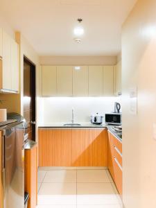 Kuchyň nebo kuchyňský kout v ubytování 2BR Condo in Mactan Newtown Free Pool & Beach Access For A Fee