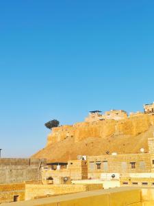 斋沙默尔Sunbright Jaisalmer的享有山景,拥有建筑