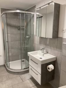a bathroom with a shower and a sink at Wunderschön gelegene Ferienwohnungen im Zentrum von Zell an der Mosel in Zell an der Mosel +8 photos
