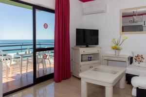 sala de estar con vistas al océano en Apartamentos Mediterraneo Front, en Marbella