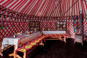 Postel nebo postele na pokoji v ubytování Tash-Rabat Ethno complex