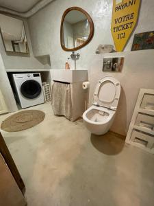 アルルにあるMaison quartier la Roquetteのトイレ、洗面台、鏡のあるバスルーム