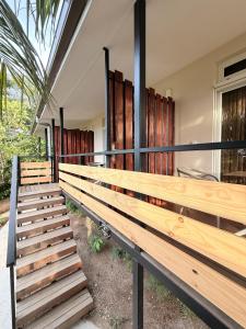 Balkoni atau teres di Ononui Lodge Airport, Ocean-View, Private Bathroom and Balcony, Free WiFi and Parking, On-Site Car Rental