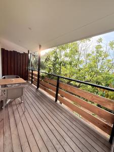 Balkoni atau teres di Ononui Lodge Airport, Ocean-View, Private Bathroom and Balcony, Free WiFi and Parking, On-Site Car Rental