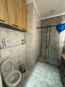 un bagno con doccia e WC di Бишкек Парк a Bishkek