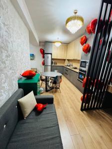 un soggiorno con divano e tavolo in cucina di Бишкек Парк a Bishkek 1 altra foto