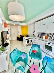 un soggiorno con 2 sedie blu e una cucina di Ci ASpettA Lorenzo a Roma