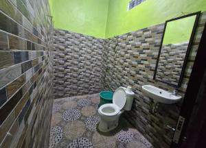 Bilik mandi di RedDoorz at Hotel Gloria Borong Labuan Bajo +23 gambar