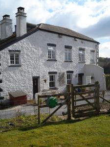 una casa de ladrillo blanco con un objeto verde delante de ella en Gages Mill en Ashburton