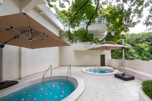 Bazén v ubytování Hanpian Xingye Private Hot Spring Hotel nebo v jeho okolí