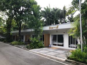 a building on the side of a street at พิชชาวรี รีสอร์ท in Ban Si Thep (2)
