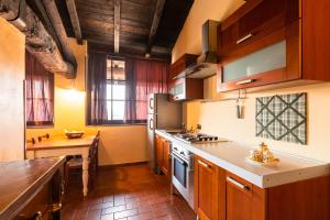Kuchyň nebo kuchyňský kout v ubytování Agriturismo Bassanella