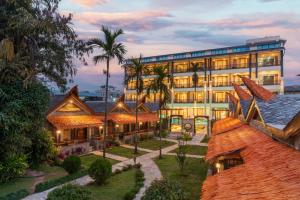 zewnętrzny widok na budynek z palmami w obiekcie Lake View Resort w mieście Pokhara