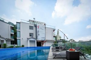 Bazén v ubytování 都江堰青城山暮山映雪溶洞汤池酒店 nebo v jeho okolí