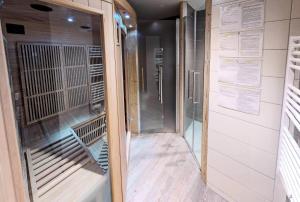 een inloopdouche in een kooi in een kamer bij Chalet De Manou - Chalet individuel rénové avec sauna dans les 3 Vallées MAE-3694 in Saint-Martin-de-Belleville +15 foto's