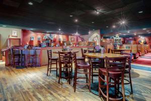 ein Restaurant mit Holztischen und -stühlen in einem Raum in der Unterkunft Ramada by Wyndham Provo in Provo