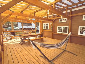 Galeriebild der Unterkunft 森と湖の楽園ＷorkshopＣampＲesort in Fujikawaguchiko